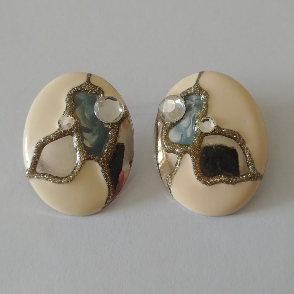 4/$20 Vintage large oval cream blue and gold tone earrings